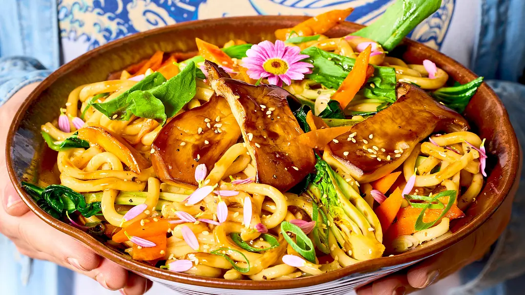 Udon-Gemüse-Wok zu Kräuterseitlingen Rezept - Foto: LECKER @ Bauer Media Group