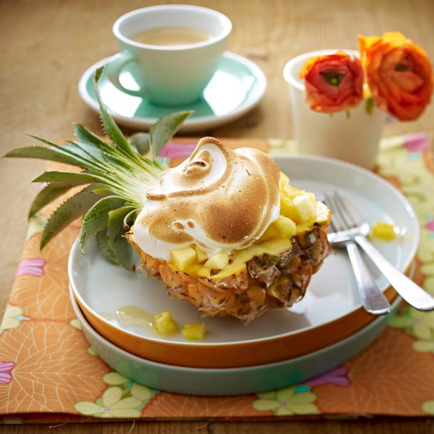 Überbackene Ananas mit Vanilleeis und Baiserhaube Rezept Überbackene Ananas mit Vanilleeis und Baiserhaube Rezept