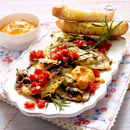 Uberbackene Auberginen Schnitzel Mit Bohnenfullung Zu Aiwar Schmand Rezept Lecker