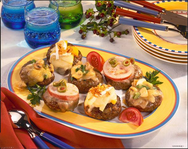 Überbackene Frikadellen mit dreierlei Käsehauben Rezept Überbackene Frikadellen mit dreierlei Käsehauben Rezept