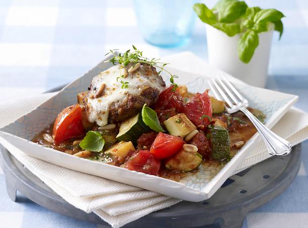 Überbackene Frikadellen mit Mozzarella zu Zucchini-Tomatengemüse und Pinienkernen Rezept Überbackene Frikadellen mit Mozzarella zu Zucchini-Tomatengemüse und Pinienkernen Rezept