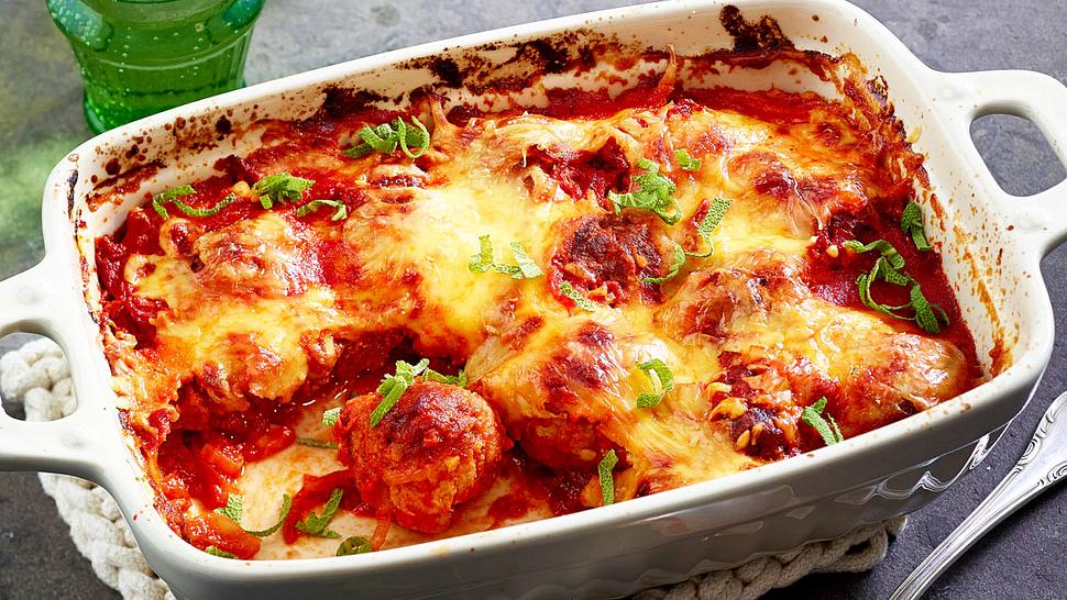 Überbackene Hackbällchen in Tomatensoße Rezept - Foto: House of Food / Bauer Food Experts KG