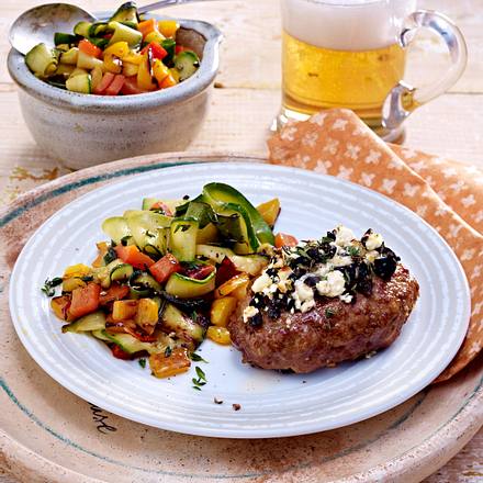 Uberbackene Hacksteaks Mit Oliven Schafskasekruste Zu Paprika Zucchini Gemuse Rezept Lecker