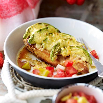 Überbackene Hähnchenfilets mit Tomatensalat Rezept Überbackene Hähnchenfilets mit Tomatensalat Rezept