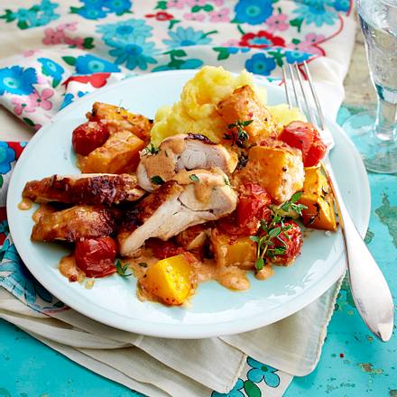 Überbackene Hähnchenteile mit Sahnekürbis und Tomaten Rezept