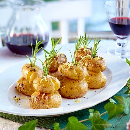 Überbackene Kartoffeln mit Zitrone und Rosmarin Rezept Überbackene Kartoffeln mit Zitrone und Rosmarin Rezept