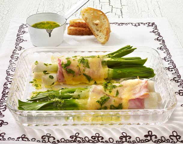 Überbackene Lauchzwiebelpäckchen mit Schinken Rezept Überbackene Lauchzwiebelpäckchen mit Schinken Rezept