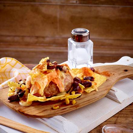 Überbackene Mett-Steaks mit Nachos und Käsesoße Rezept Überbackene Mett-Steaks mit Nachos und Käsesoße Rezept