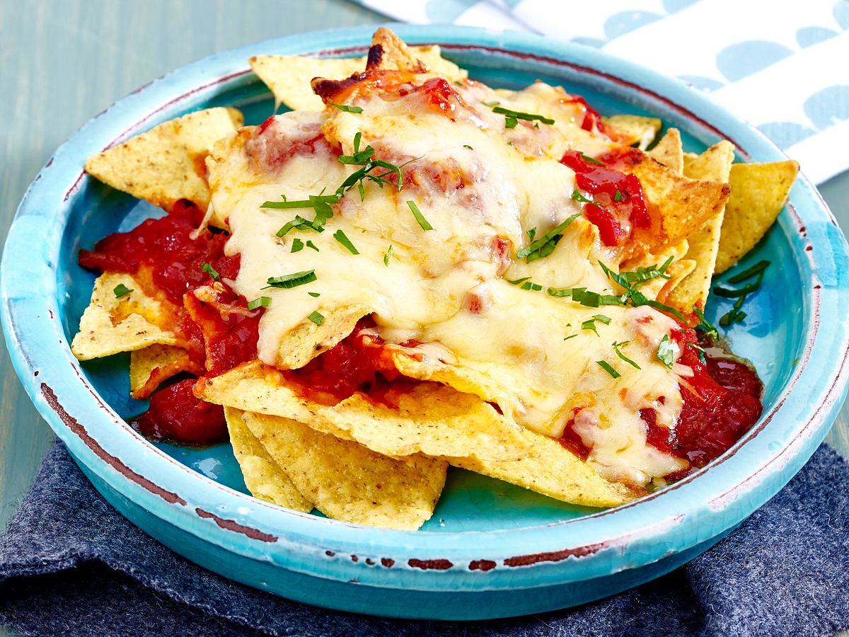 Überbackene Nachos mit Salsa und Käse Rezept