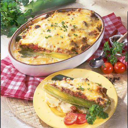 Überbackene Porreestangen mit Béchamelkartoffeln und Hacksoße Rezept Überbackene Porreestangen mit Béchamelkartoffeln und Hacksoße Rezept