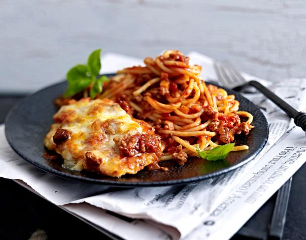 Überbackene Putenschnitzel mit Bolognese Rezept Überbackene Putenschnitzel mit Bolognese Rezept