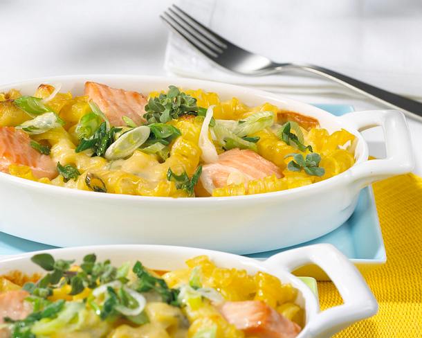 Überbackene Riccioli mit 4-Käsesoße, Lachs und Lauchzwiebeln Rezept Überbackene Riccioli mit 4-Käsesoße, Lachs und Lauchzwiebeln Rezept