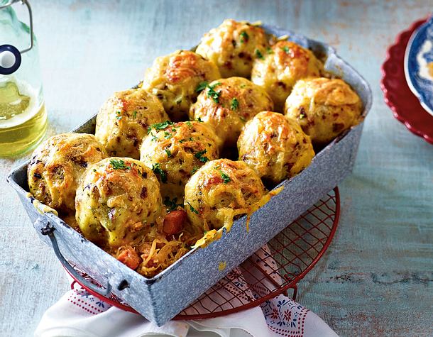 Überbackene Schinken-Brot-Knödel auf Sauerkraut mit Kasseler Rezept Überbackene Schinken-Brot-Knödel auf Sauerkraut mit Kasseler Rezept
