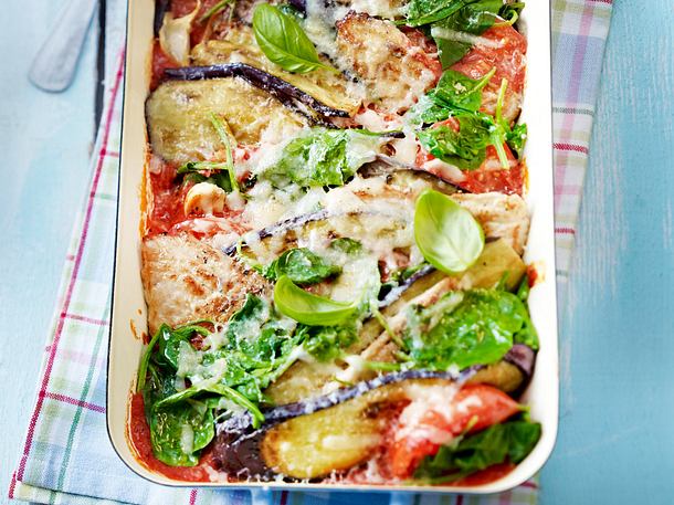 Überbackene Schnitzelpfanne mit Tomaten, Auberginen und Spinat Rezept