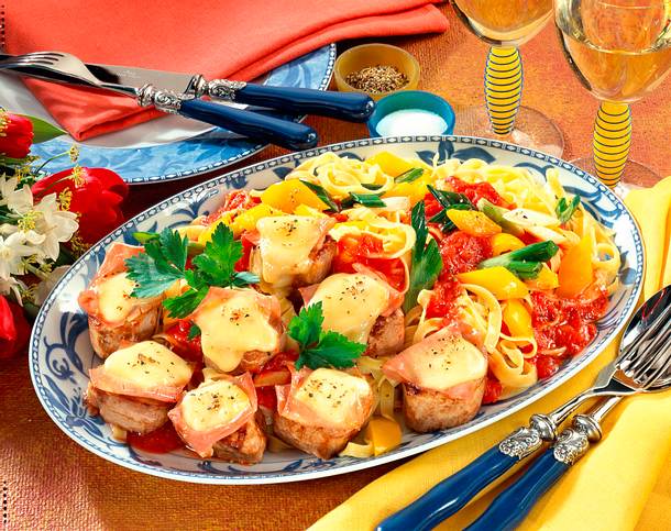 Überbackene Schweinemedaillons mit Nudeln Rezept Überbackene Schweinemedaillons mit Nudeln Rezept