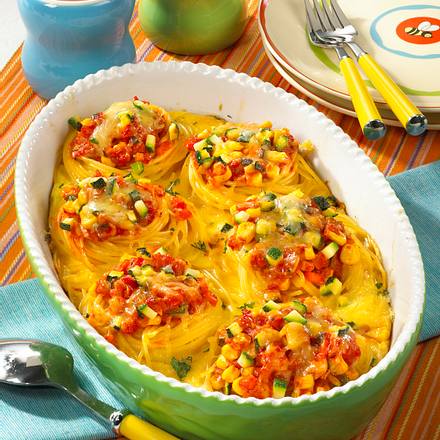 Überbackene Spaghettinester mit bunter Soße Rezept Überbackene Spaghettinester mit bunter Soße Rezept