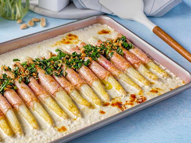 Überbackene Spargelröllchen vom Blech Rezept