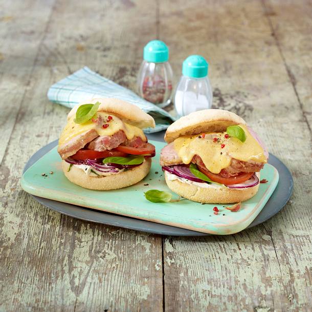 Überbackene Toasties mit Schweinefilet, Tomate und Gouda Rezept Überbackene Toasties mit Schweinefilet, Tomate und Gouda Rezept