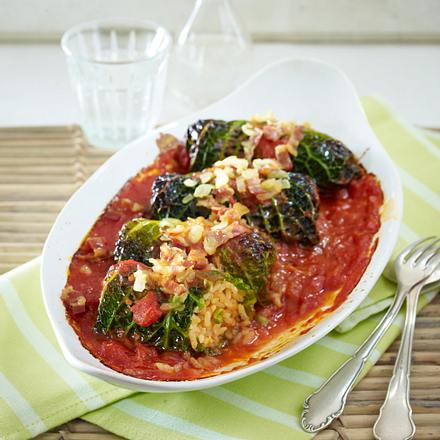 Überbackene Wirsingröllchen in Tomatensoße Rezept Überbackene Wirsingröllchen in Tomatensoße Rezept