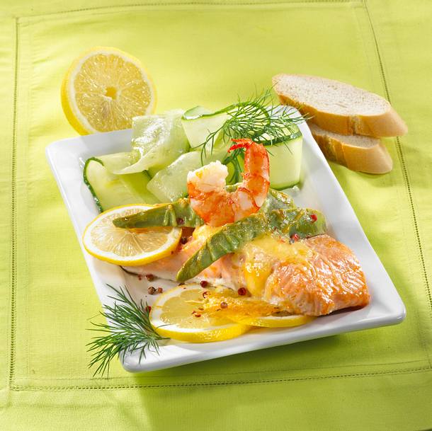 Überbackener Lachs mit Garnelen und Avocado Rezept Überbackener Lachs mit Garnelen und Avocado Rezept