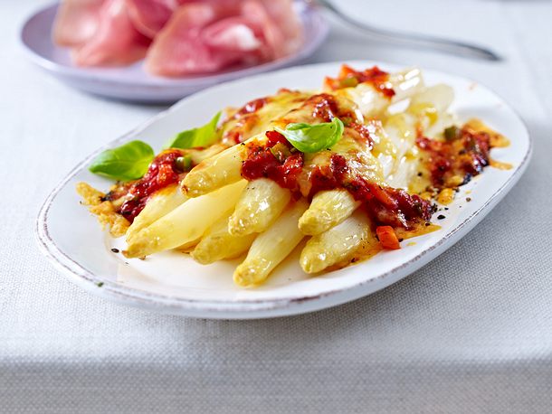 Überbackener Spargel mit Gemüse-Bolognese Rezept