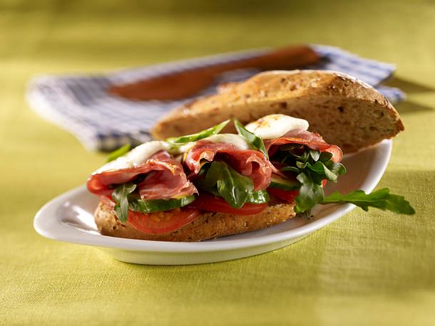 Überbackenes Mortadella-Brötchen mit Mozzarella Rezept Überbackenes Mortadella-Brötchen mit Mozzarella Rezept