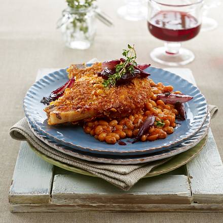 Überbackenes Schweinkotelett mit Cornflakeskruste zu baked beans und Rotweinschalotten Rezept Überbackenes Schweinkotelett mit Cornflakeskruste zu baked beans und Rotweinschalotten Rezept
