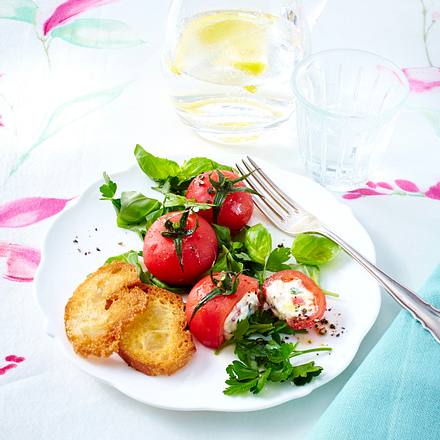 Überraschungs-Tomaten auf Kräutersalat Rezept Überraschungs-Tomaten auf Kräutersalat Rezept