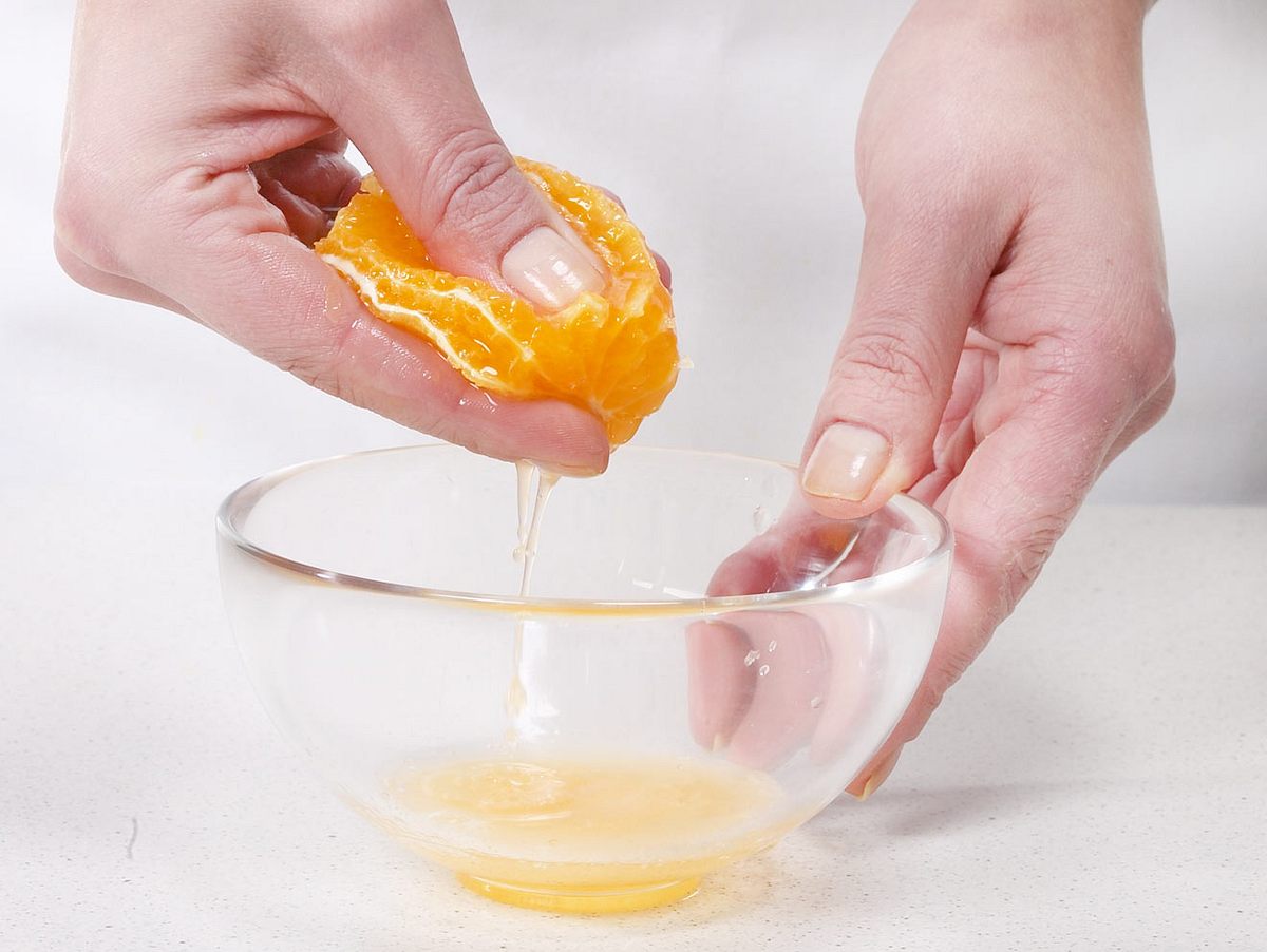 Orangensaft herauspressen
