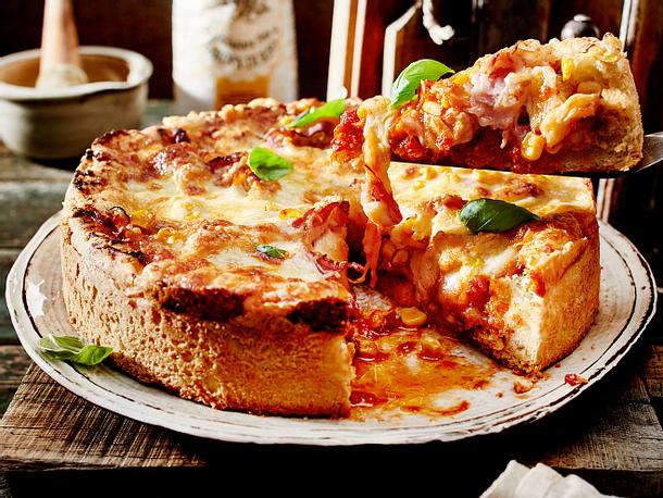 Üppig belegte Deep-Dish-Pizza Rezept Üppig belegte Deep-Dish-Pizza Rezept