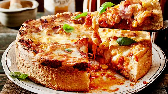 Üppig belegte Deep Dish Pizza - Foto: House of Food / Bauer Food Experts KG