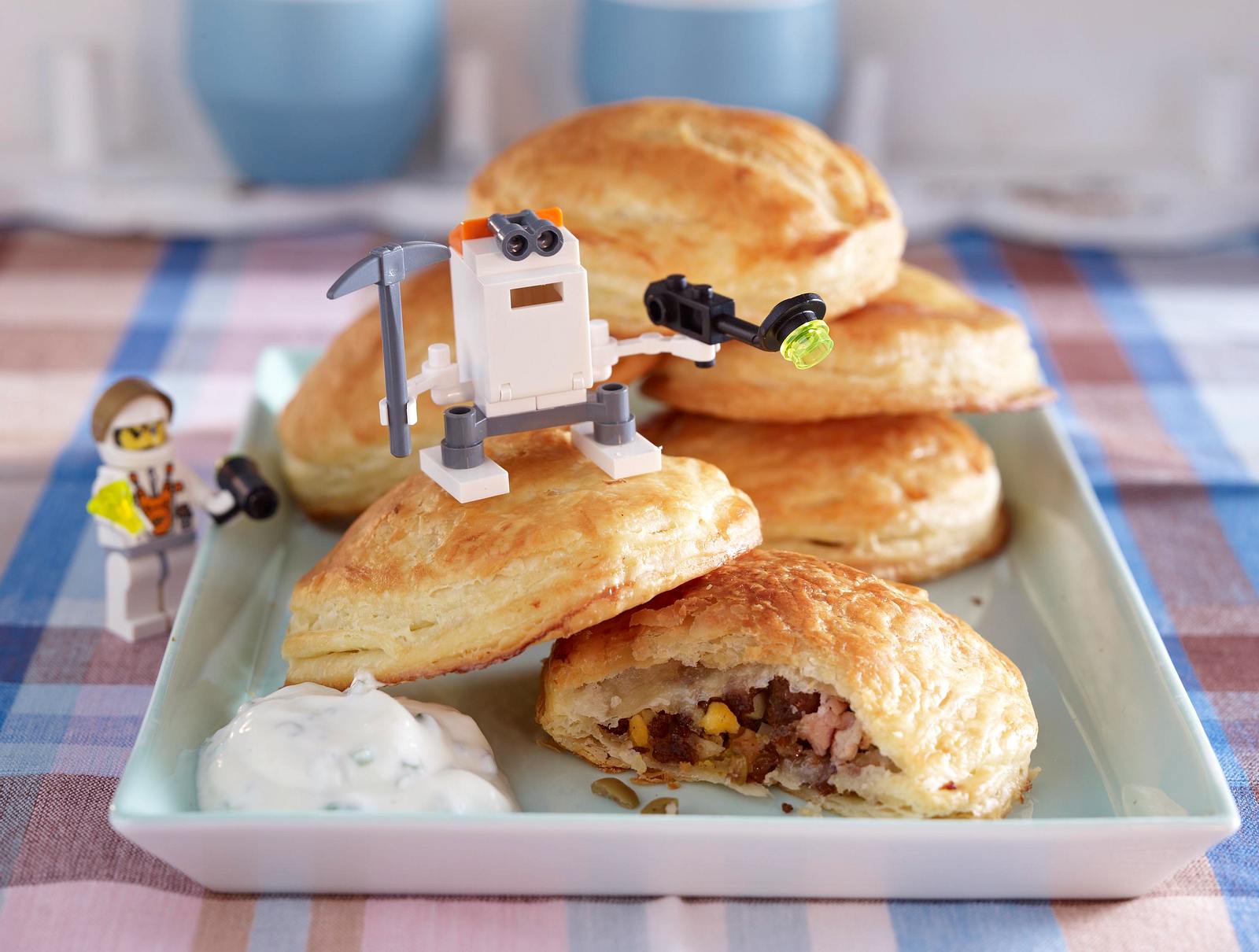 Ufos (Blätterteigtaschen) mit pikanter Füllung Rezept | LECKER