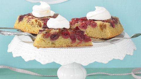 Umgedrehter Kirsch-Amarettini-Kuchen Rezept - Foto: House of Food / Bauer Food Experts KG