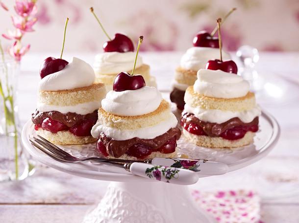 Umgekehrte Schwarzwälder-Kirsch-Türmchen Rezept Umgekehrte Schwarzwälder-Kirsch-Türmchen Rezept