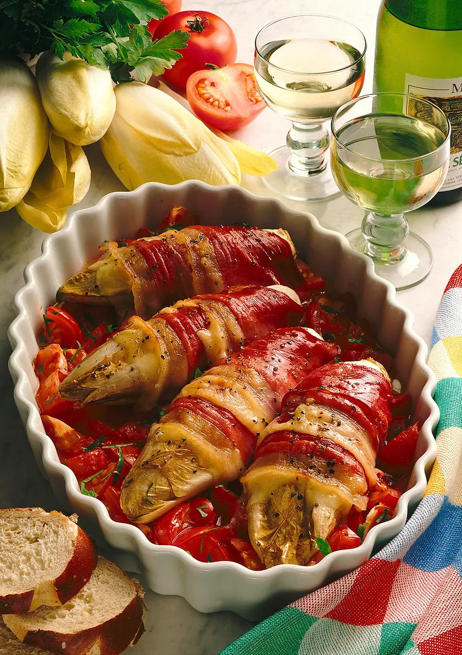 Umwickelter Chicoree auf Tomaten Rezept Umwickelter Chicoree auf Tomaten Rezept