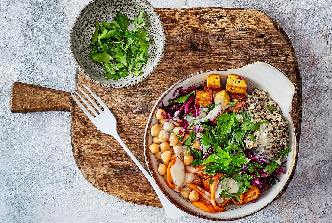Und jetzt alle: „Om-mmmh!“ Rainbow-Buddha-Bowl Rezept Und jetzt alle: „Om-mmmh!“ Rainbow-Buddha-Bowl Rezept