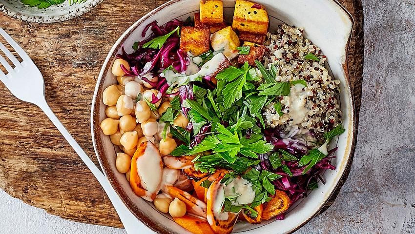 Und jetzt alle: „Om-mmmh!“ Rainbow-Buddha-Bowl Rezept - Foto: House of Food / Bauer Food Experts KG