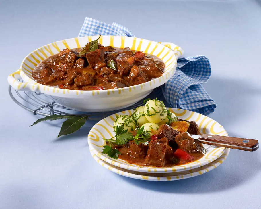 Ungarisches Gulasch mit Knödeln Rezept Ungarisches Gulasch mit Knödeln Rezept
