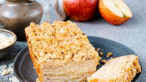 Beim wohl saftigsten Apfelkuchen aller Zeiten muss man schon genau hinschauen, um die Früchte überhaupt zu entdecken! - Foto: ShowHeroes für LECKER @ Bauer Media Group
