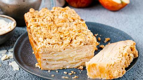 Beim wohl saftigsten Apfelkuchen aller Zeiten muss man schon genau hinschauen, um die Früchte überhaupt zu entdecken! - Foto: ShowHeroes für LECKER @ Bauer Media Group