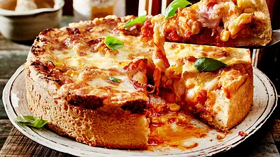 Üppig belegte Deep-Dish-Pizza Rezept - Foto: LECKER @ Bauer Media Group
