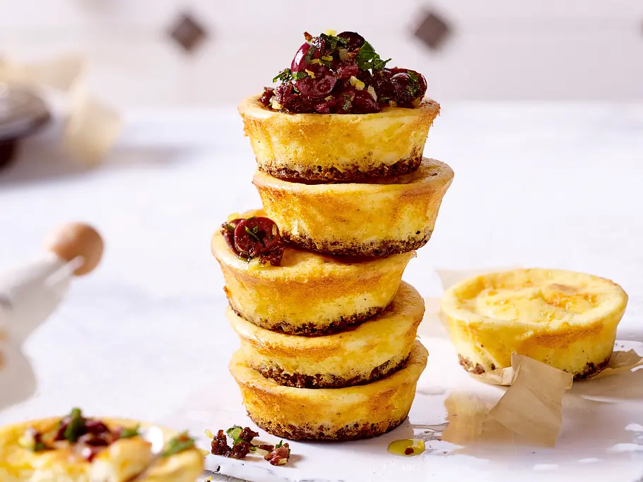 Urlaubsmuffins mit Feta und Olivensalsa