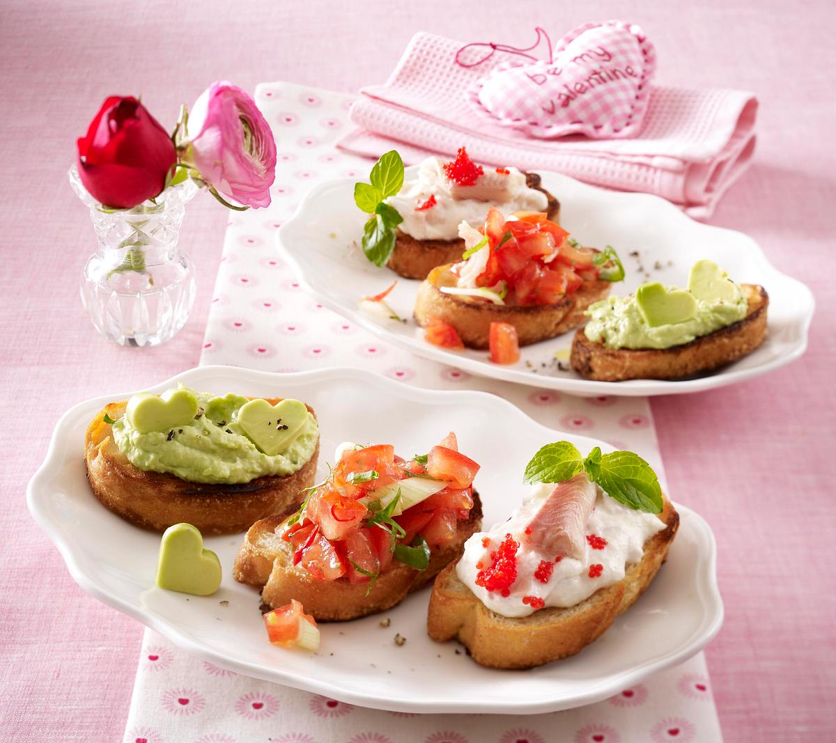 Valentinsmenü Vorspeise: Dreierlei Bruschetta mit Tomaten al arrabiata, Avocadocreme und Forellencreme Rezept