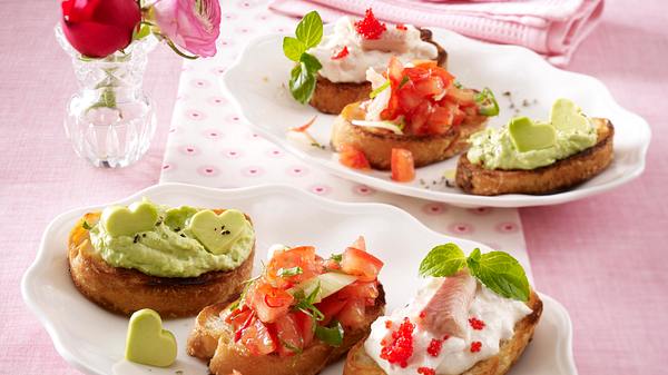 Valentinsmenü Vorspeise: Dreierlei Bruschetta mit Tomaten al arrabiata, Avocadocreme und Forellencreme Rezept - Foto: House of Food / Bauer Food Experts KG