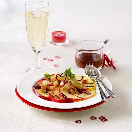Valentinsmenü für Zwei: Vanille-Zimt-Äpfel und -Birnen mit Schokosoße (+ Schokoherz-Deko) Rezept
