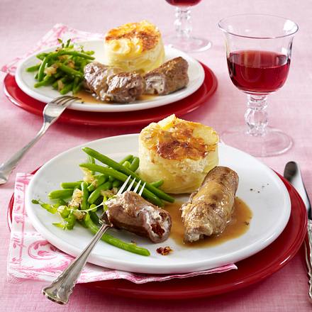 Valentinsmenü Hauptgericht: Kalbsröllchen mit getrockneten Tomaten und Ziegenfrischkäse gefüllt, Kartoffelgratin mit Parmesan Rezept Valentinsmenü Hauptgericht: Kalbsröllchen mit getrockneten Tomaten und Ziegenfrischkäse gefüllt, Kartoffelgratin mit Parmesan Rezept