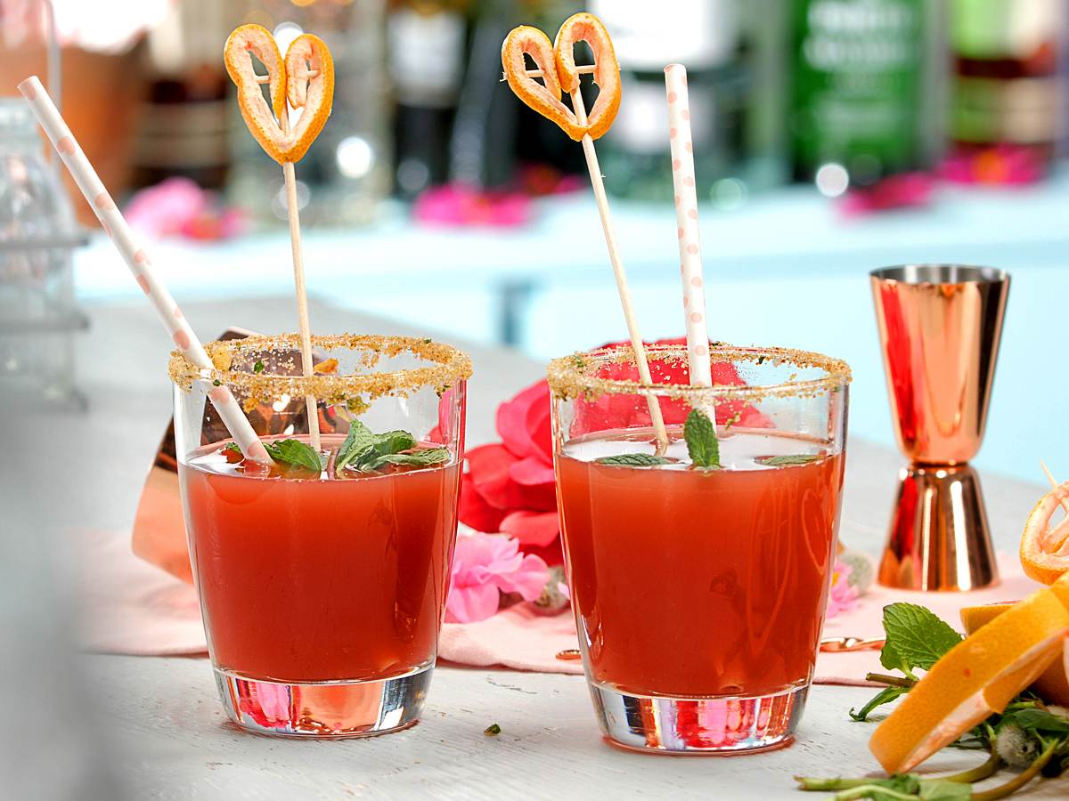 Zwei Gläser mit rotem Cocktail zum Valentinstag