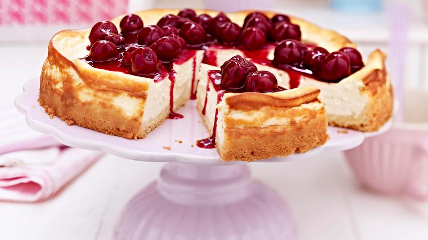 Vanilla Cheesecake mit Kirschsoße Rezept - Foto: House of Food / Bauer Food Experts KG