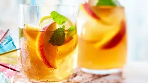 Vanilla Peach Ice Tea Rezept - Foto: LECKER @ Bauer Media Group Vanilla Peach Ice Tea Rezept - Foto: LECKER @ Bauer Media Group