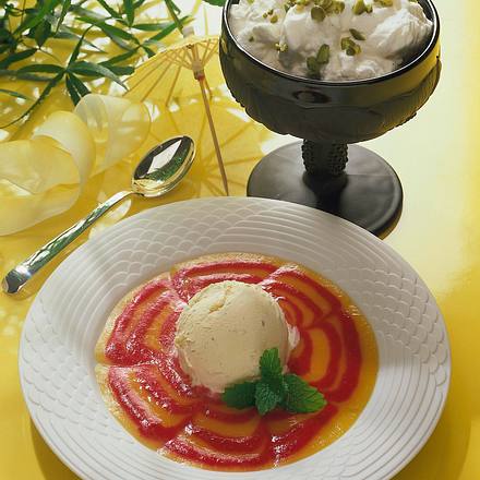Vanille-Eis mit Himbeer-Pfirsichsoße Rezept